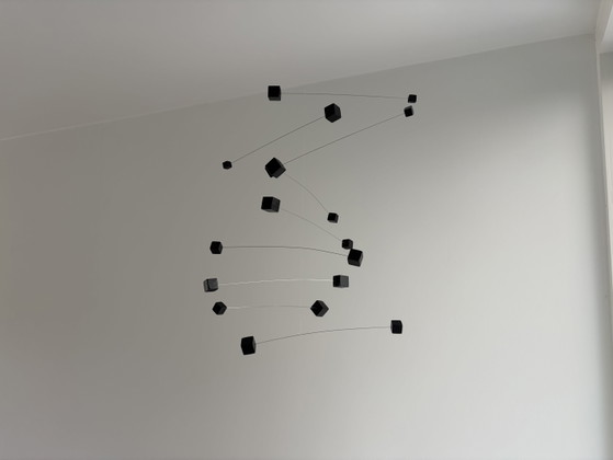 Image 1 of Mobile cinetico artistico – blocchi di legno neri – design moderno – 55 × 50 cm