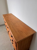 Hölzerne Kommode mit 13 Schubladen und Muschelgriffen