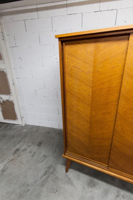 Image 1 of Kledingkast uit de jaren 50 met kompasvormige poten, schuifdeuren en een nieuw bovenblad.