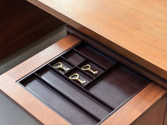 Image 1 of Elegante escritorio de mediados de siglo en nogal, década de 1960.