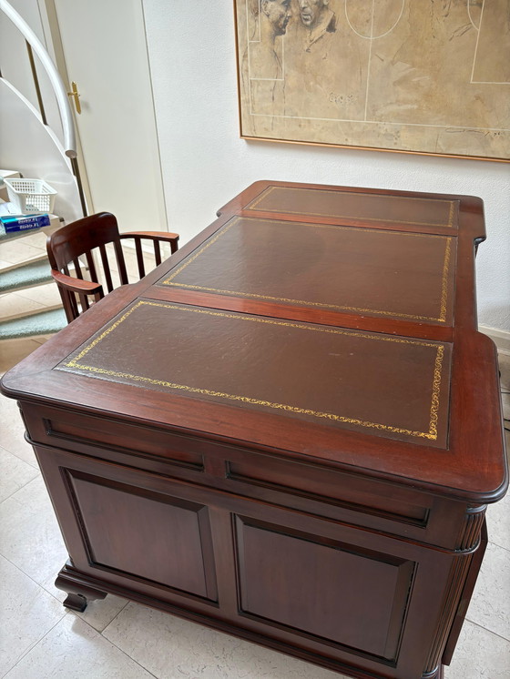 Image 1 of Magnifique bureau double en acajou de style ancien avec revêtement en cuir