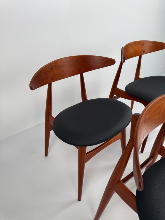 Image 1 of Set van 4 CH33 eetkamerstoelen, Hans J. Wegner, Denemarken, jaren 1950