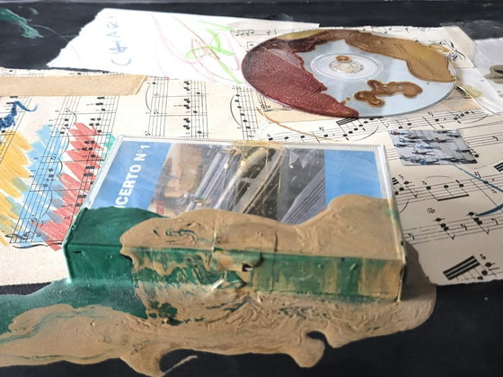 Image 1 of GIUSEPPE CHIARI (Fluxus). Musik durch die Zeit, 2005. Mischtechnik, 45 × 35 × 3 cm