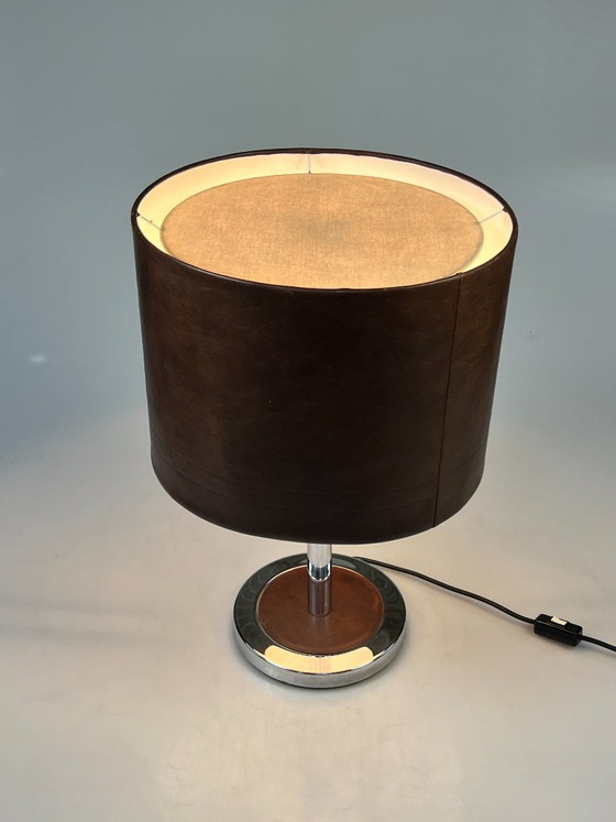 Image 1 of Lampe de table/lampe de chevet vintage, pied chromé et abat-jour en cuir. Années 1970