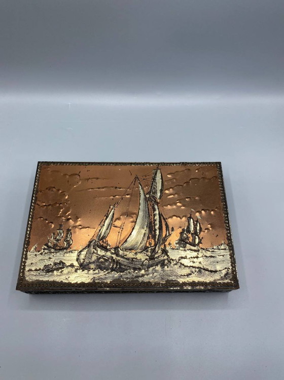Metalen doos met reliëf, versierd met een Nederlands zeilbootje, koperkleurige patina, jaren 1950-1960 (photo 3 of 6)