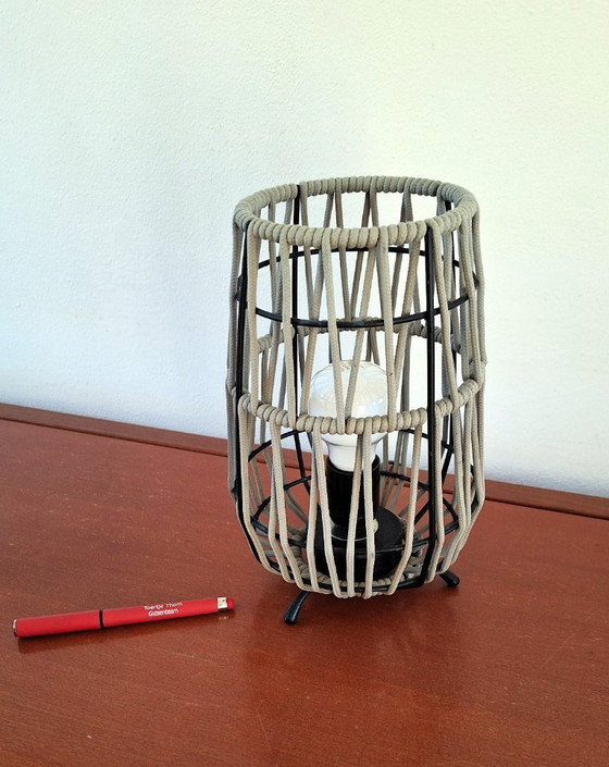 Image 1 of Lampada da tavolo, Rivisitazione, lampada da tavolo a corda, unica, in metallo a 5 anelli