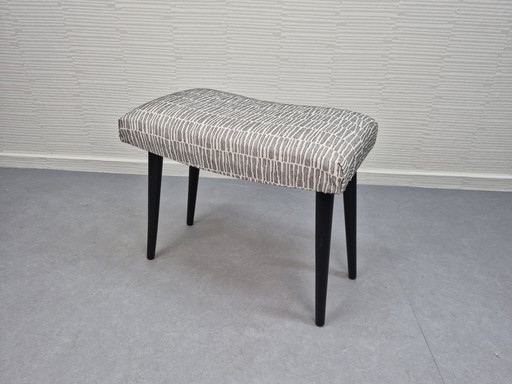 Vintage voetenbank/kruk zwarte poten. Nieuwe stoffering.