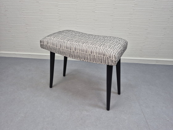 Image 1 of Vintage voetenbank/kruk zwarte poten. Nieuwe stoffering.