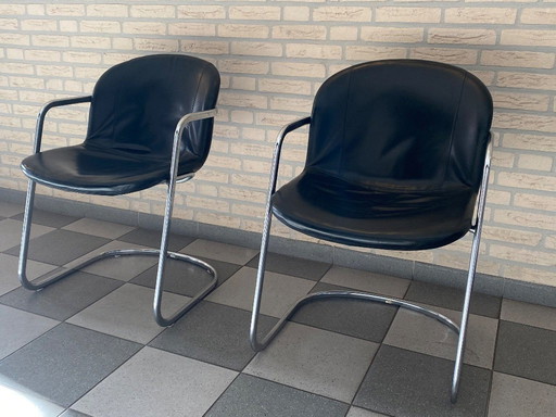Sillas de diseño vintage en cuero negro / Fabricadas en Italia, nuevas.
