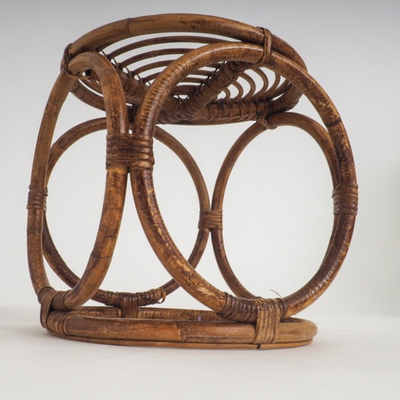 Coppia di sgabelli/tavolini vintage in rattan realizzati a mano (photo 5 of 12)
