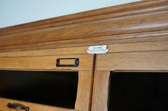 Image 1 of Vitrina inglesa de mercería con cajones con frente de cristal, circa 1930