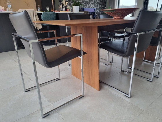 Image 1 of Tafel LANCE in Amerikaanse noten en 6 stoelen