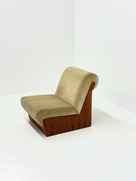 Image 1 of Poltrona vintage beige di metà secolo con struttura in legno e poggiapiedi