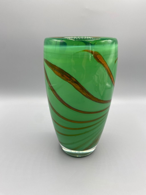 Smaragdgroene vaas van kunstglas – Amberkleurige wervelingen – circa – glazen karaffen, 1960 (photo 2 of 7)