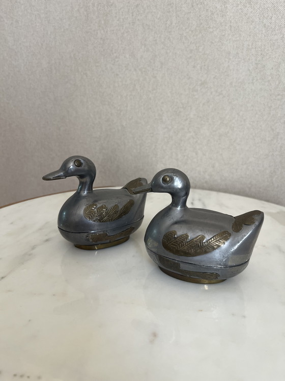 Image 1 of Set di 2 scatole decorative vintage a forma di anatra in metallo argentato, anni '70.