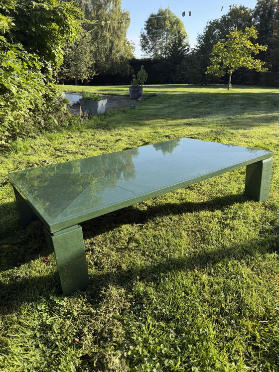 Postmodernes Design Grüner Schildkrötenpanzer mit Messingeinlage Couchtisch, Italien 1980er – Couchtische (photo 6 of 6)