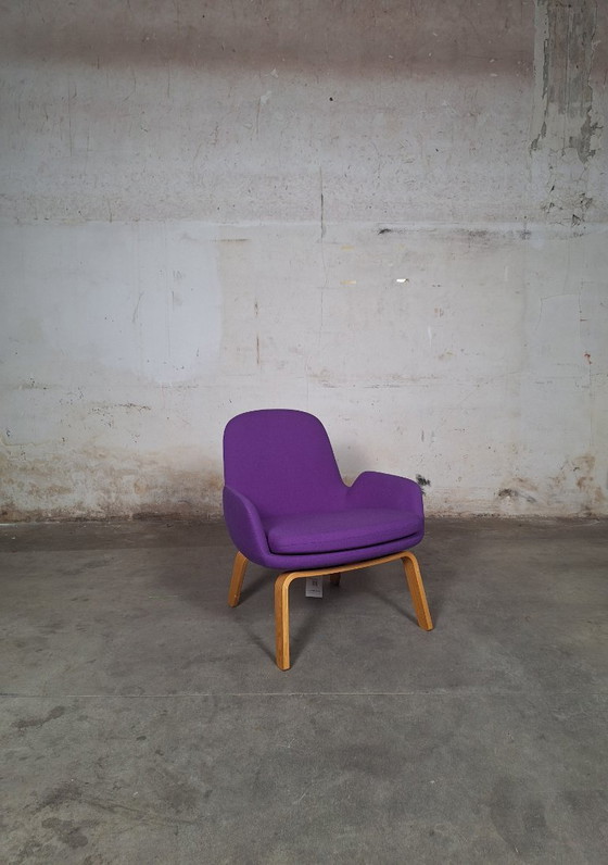 Image 1 of Fauteuil bas Normann Copenhagen – Tissu Main Line, violet, pieds en chêne