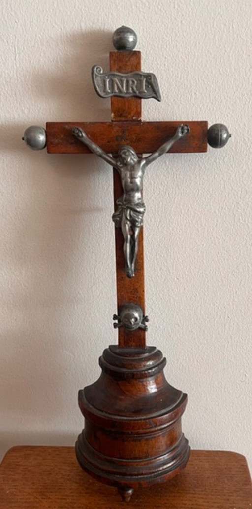 Antieke houten altaarcrucifix met metalen corpus en schedel, 19e eeuw.