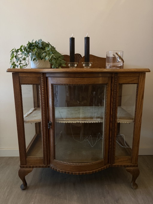 Antiek vitrinekastje met gebogen glas