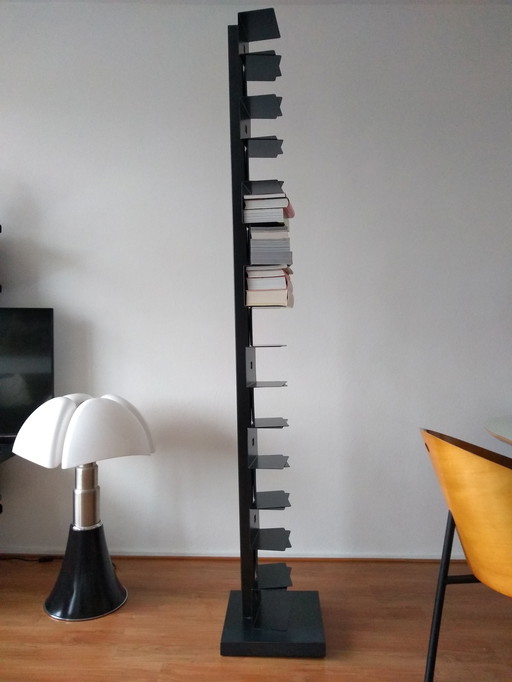 Pas une bibliothèque, mais une colonne de livres - Ptolomeo