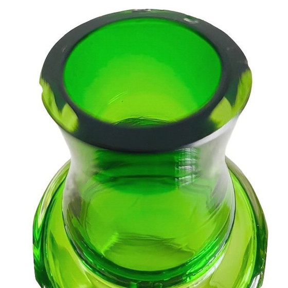 Image 1 of Vase ancien Baccarat en cristal vert taillé à facettes Art Déco années 1930