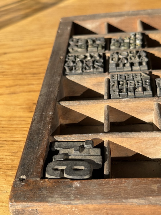 Image 1 of Vassoio porta lettere d'epoca con lettere originali stampate in piombo