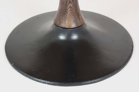 Image 1 of Table de salle à manger ronde tulipe en noyer, style moderne du milieu du siècle, restaurée par Drevotvar, années 1960