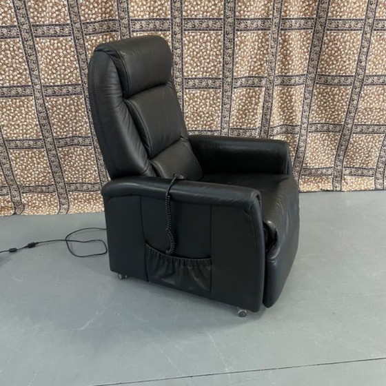 Image 1 of Sillón elevador de cuero negro