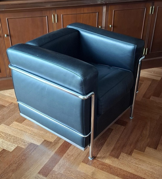 2 Cassina LC2 fauteuils Le Corbusier – Leer, Chroom (photo 2 of 7)