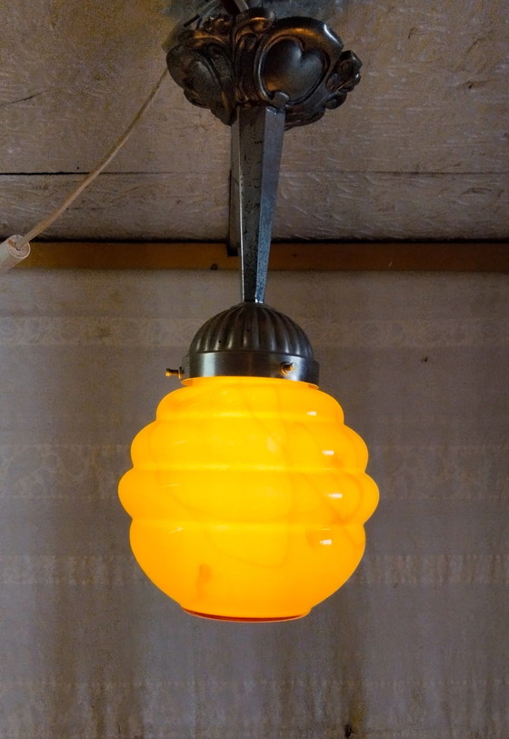 Image 1 of Art Deco hanglamp met gemarmerde olain bol en tinnen bevestiging - midden 20e eeuw