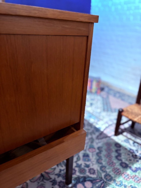 Image 1 of Meuble bar vintage en teck / Meuble à roulettes à charnières rabattables – Style moderne du milieu du siècle – Années 1960