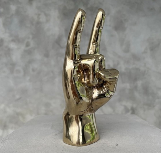 Image 1 of Sculpture en laiton poli faisant le signe de la main « Rock on ».