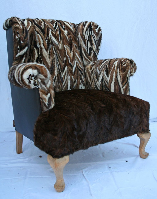 Antieke oorfauteuil met hergebruikte bontjassen bekleed (1910) 