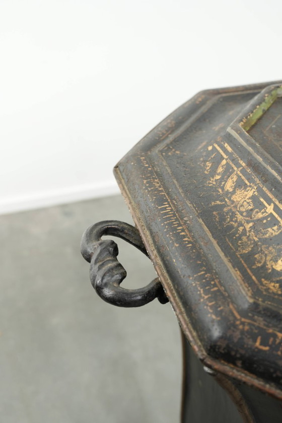 Elegant antique coal/hearth bin in Chinoiserie style from the 19th century with beautiful accents and brass (photo 13 of 16)