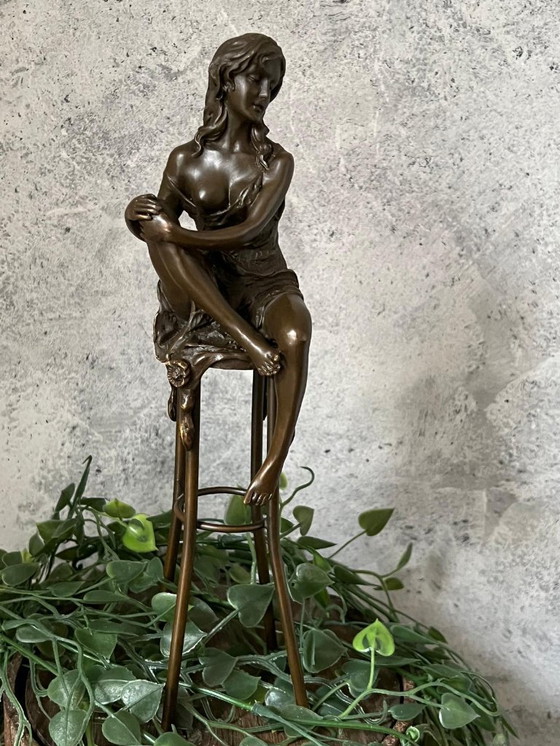 Image 1 of Donna in bronzo su sedia