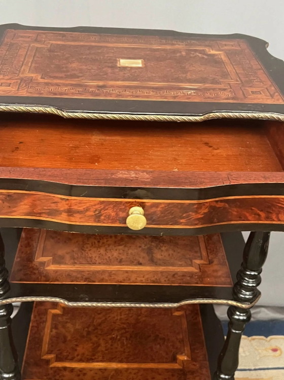 Tavolino con mensola in stile Napoleone III. Fine intarsi in madreperla e decorazioni in bronzo dorato. (photo 6 of 8)