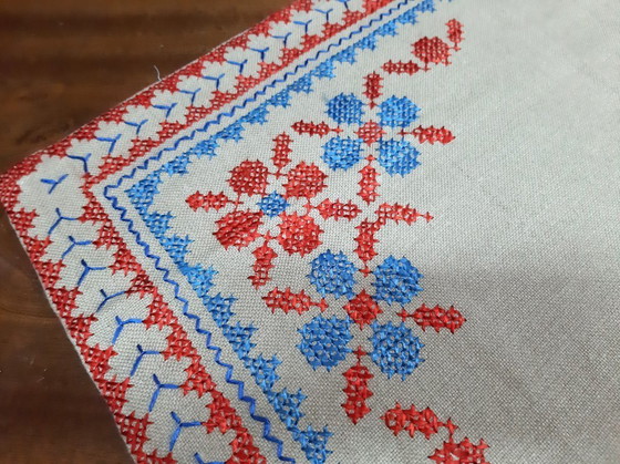 Image 1 of Nappe vintage en lin brodée à la main 68 x 65 cm