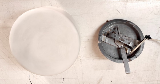 Image 1 of Decken- oder Wandleuchte im Bauhaus-Design mit opalisierendem Glaskolben – Mitte des 20. Jahrhunderts