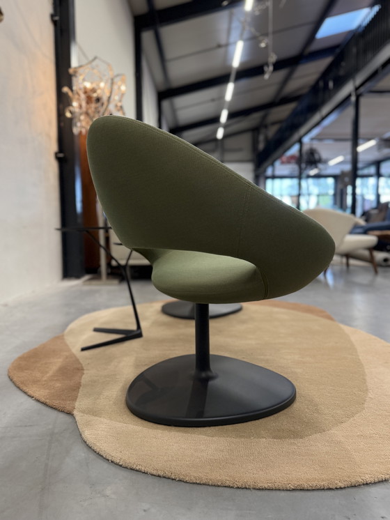 Image 1 of 2 Artifort Shark Lounge Draaifauteuils groen stof 