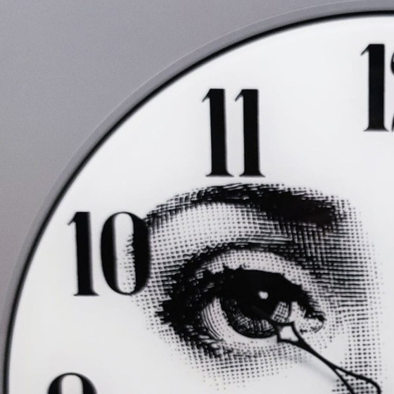 Image 1 of Horloge murale en verre des années 1990, signée Fornasetti. Fabriquée en Italie.