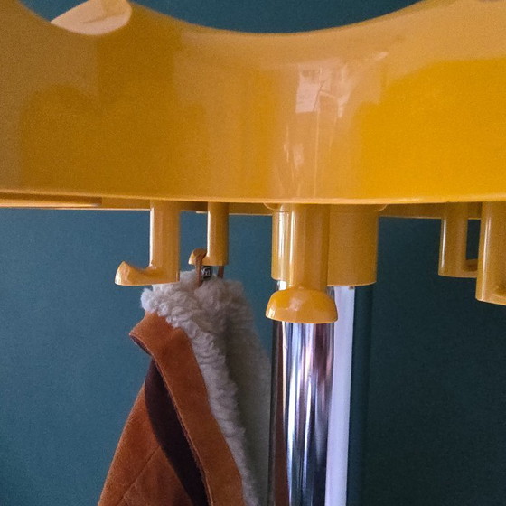Image 1 of Porte-manteau Velca VIP – conçu par Roberto Lucchi et Paolo Orlandini – Italie, années 1970. Jaune et chromé.