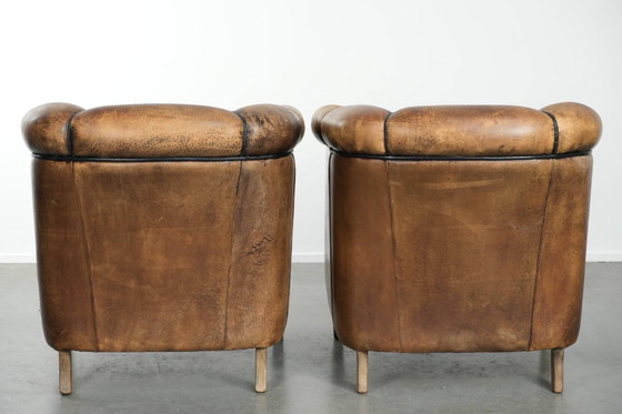 Image 1 of Ensemble robuste de 2 fauteuils club vintage en peau de mouton de style anglais