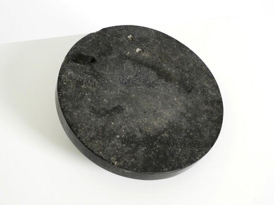 Image 1 of Wunderschönes, großes Tablett aus schwarzem Granit mit einem Pfau aus Messing, um 1920