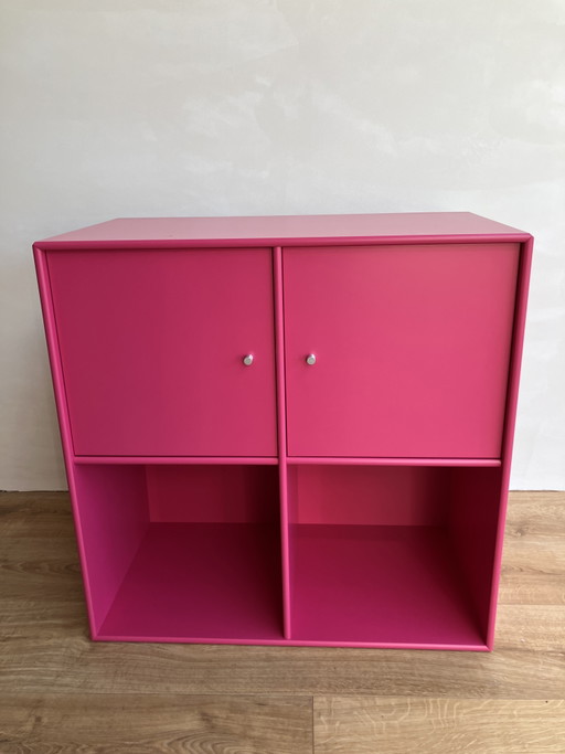 Armario original de Montana Furniture con puertas y sistema para colgar ropa - rosa
