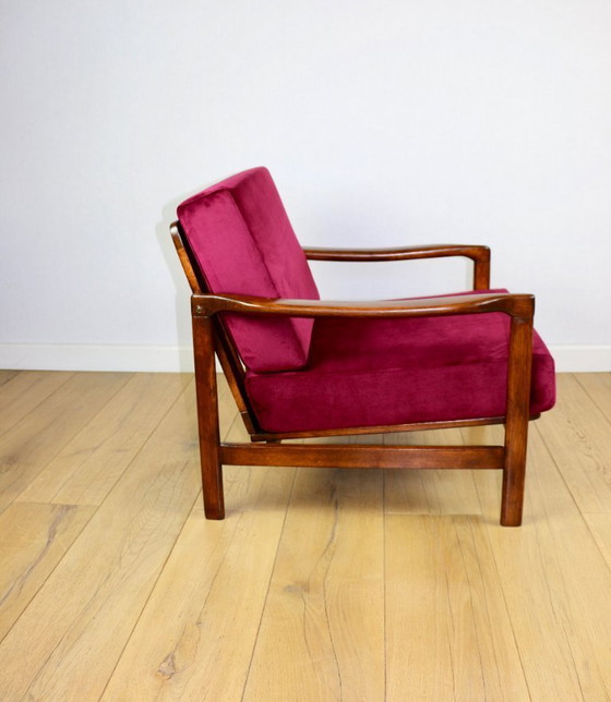 Image 1 of Fauteuil vintage en bois marron et bordeaux framboise, design Z. Bączyk - 2 exemplaires disponibles