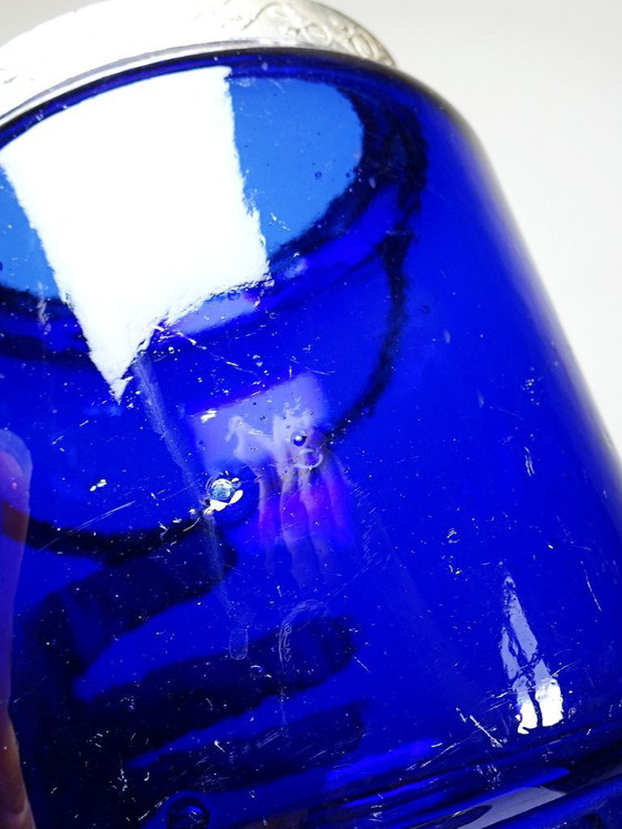 Image 1 of Tarro antiguo para galletas o dulces, de cristal azul cobalto y metal plateado, principios del siglo XX.