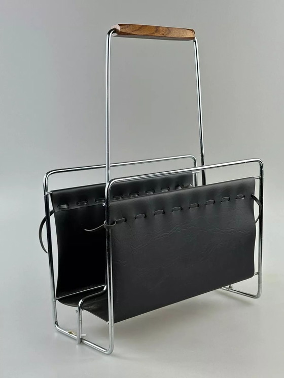 Image 1 of Revistero de metal de teca de los años 60 y 70 con diseño de mediados de siglo.