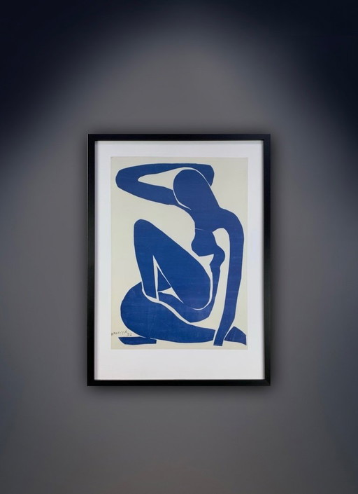 Henri Matisse: “Nu bleu l”. Gesigneerd in de plaat.  Offsetlithografie in Galerielijst met ontspiegeld acrylglas. 