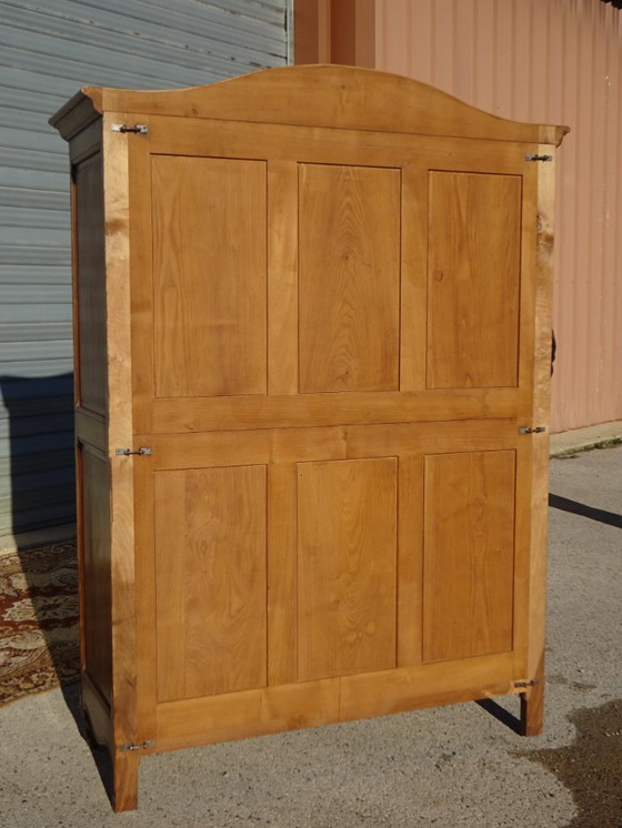 Image 1 of Armadio in noce massello in stile Luigi XV