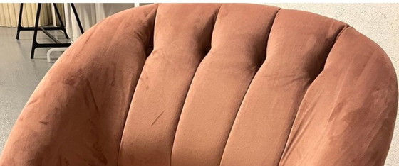 Image 1 of Poltrona in velluto rosa MADE.com